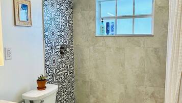 Shower, hair dryer, bidet, towels