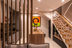 Deluxe-villa | Privat køkken | Køleskab/fryser i fuld størrelse, mikrobølgeovn, kogeplade