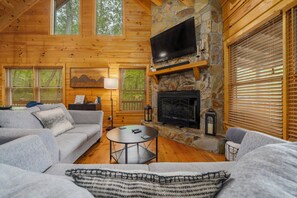 Smart TV, caminetto, biblioteca musicale