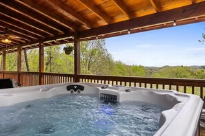 Outdoor spa tub - Charley Brown Cabin | Blue Ridge Mountains (Blue Ridge)