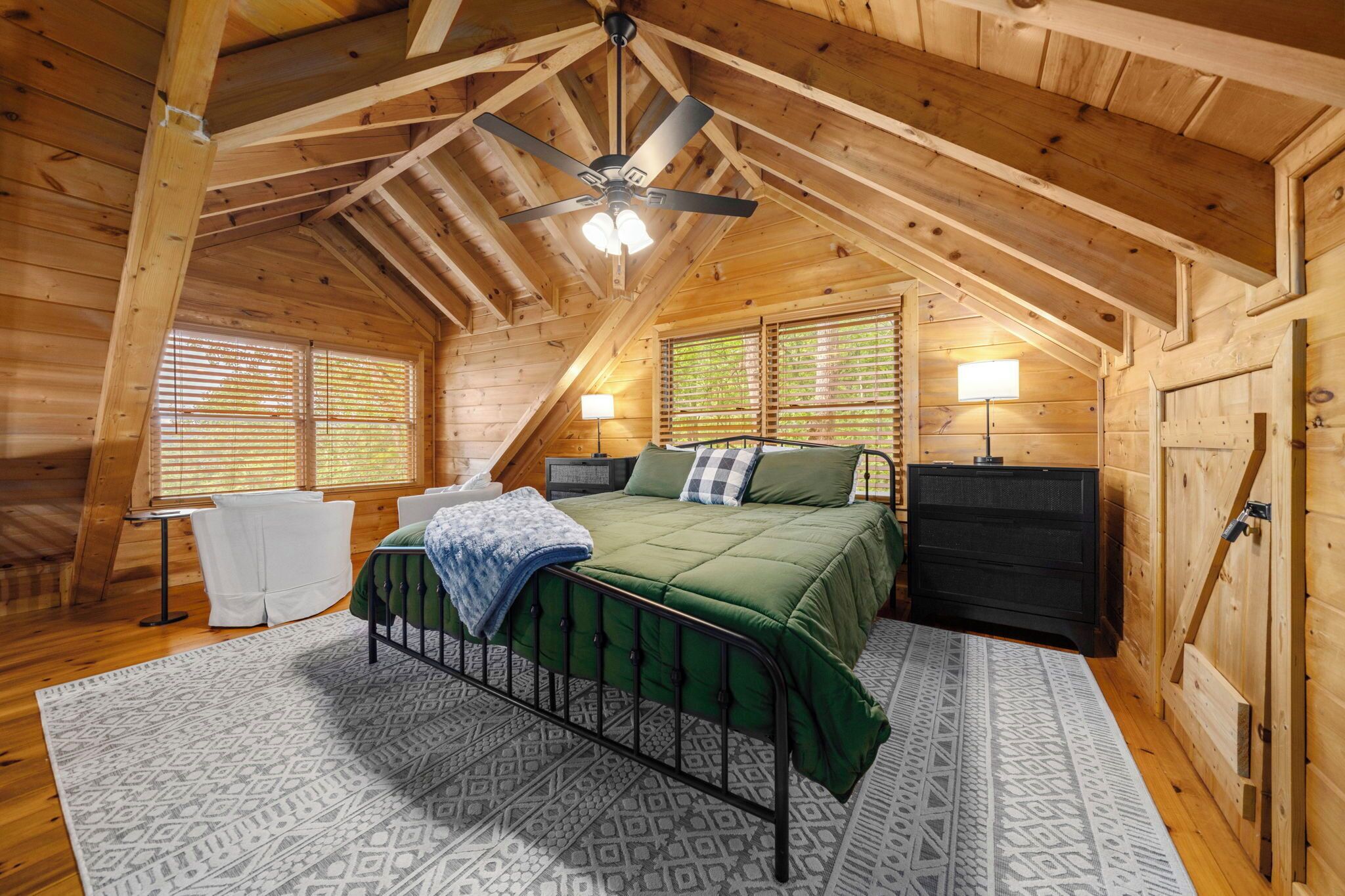 3 habitaciones, escritorio, tabla de planchar con plancha y wifi gratis 