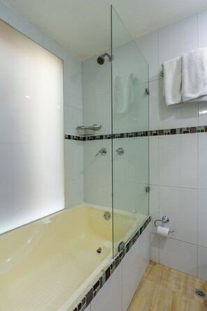 Towels, toilet paper - 107 Aparta Suites la Candelaria Bogotá
 (Bogotá)