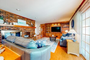 Fernseher, Kamin, Bücher