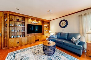 Fernseher, Kamin, Bücher