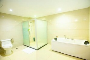 A modern bathroom with a glass-enclosed shower, a white toilet, and a large bathtub. - Mei Li Hua Hotel (Dezhou)