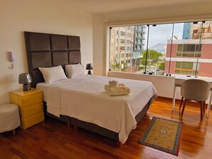 4 bedrooms, desk, iron/ironing board, free WiFi - Beautiful ocean view! Spacious and elegant apartment, ideal for families (Miraflores)
