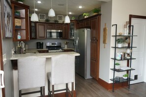 Een koelkast, een magnetron, een oven, een kookplaat