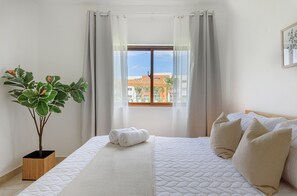 3 quartos, ferros/tábuas de passar roupa, acesso à internet