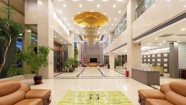 A spacious lobby with leather sofas, a marble coffee table, and a large chandelier. - GreenTree GEM International Hotel (Zaozhuang Station Municipal Government) (Zaozhuang)