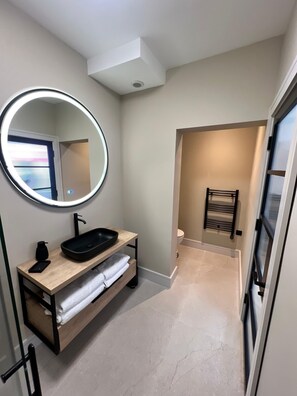 Habitación doble exclusiva | Baño | Regadera, regadera tipo lluvia, amenidades de baño de diseñador