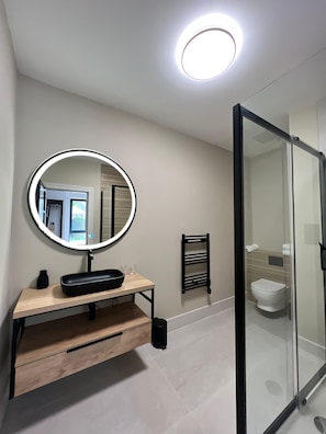 Regadera, regadera tipo lluvia, amenidades de baño de diseñador