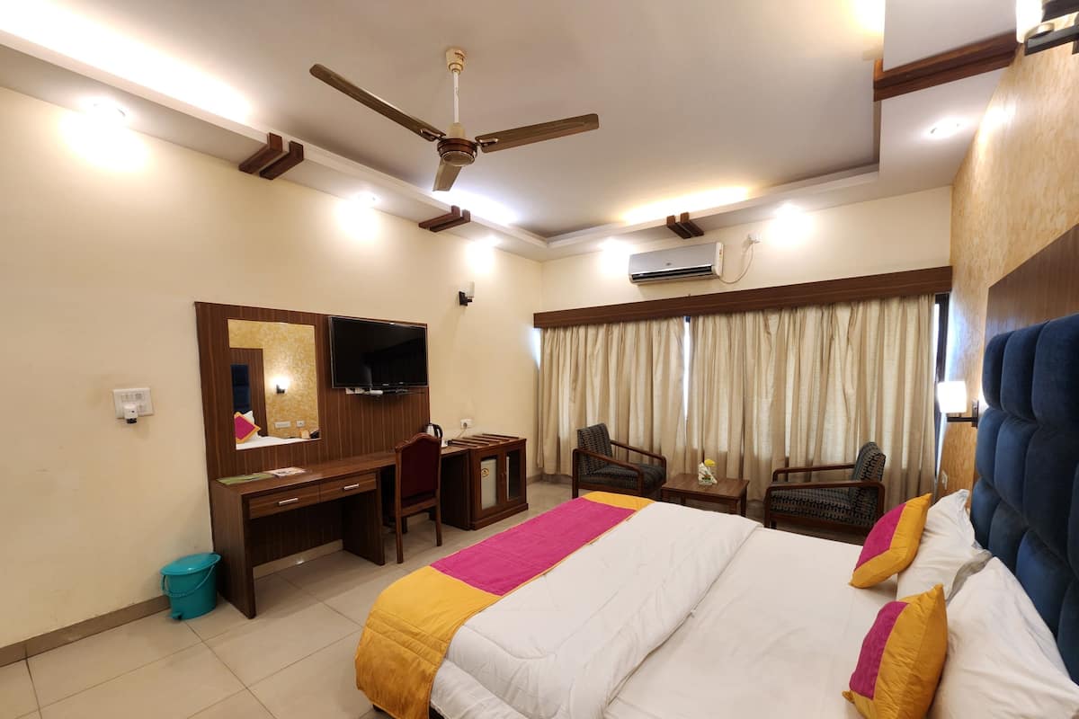 Standard Room, 1 King Bed | 1 bedroom, free WiFi