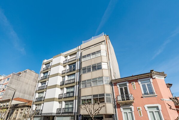 A multi-story building with balconies and large windows. - Nomad s Easy Stay - Studio Lounge Casa da Musica (Porto)