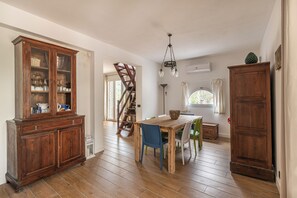 Vila, vista para o jardim | Opções para refeição no quarto