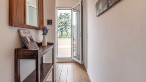 A hallway with a wooden console table, a mirror, and a bag labeled "BACON". - Villa Giovanna con Piscina by Wonderful Italy (Castellammare del Golfo)