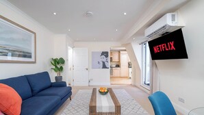 Unclassified image, 3 of 34, button - Battersea Park 7 Min walk • Balcony • Cafés Below (London)