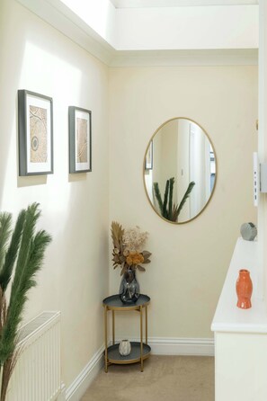 Interior - Battersea Park 7 Min walk • Balcony • Cafés Below (London)