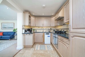 Fridge, microwave, oven, dishwasher - Battersea Park 7 Min walk • Balcony • Cafés Below (London)