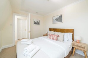 2 bedrooms, iron/ironing board, travel cot, WiFi - Battersea Park 7 Min walk • Balcony • Cafés Below (London)