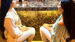 Two women seated at a bar with a marble countertop. - Hostal Macacona  (Subtanjalla)