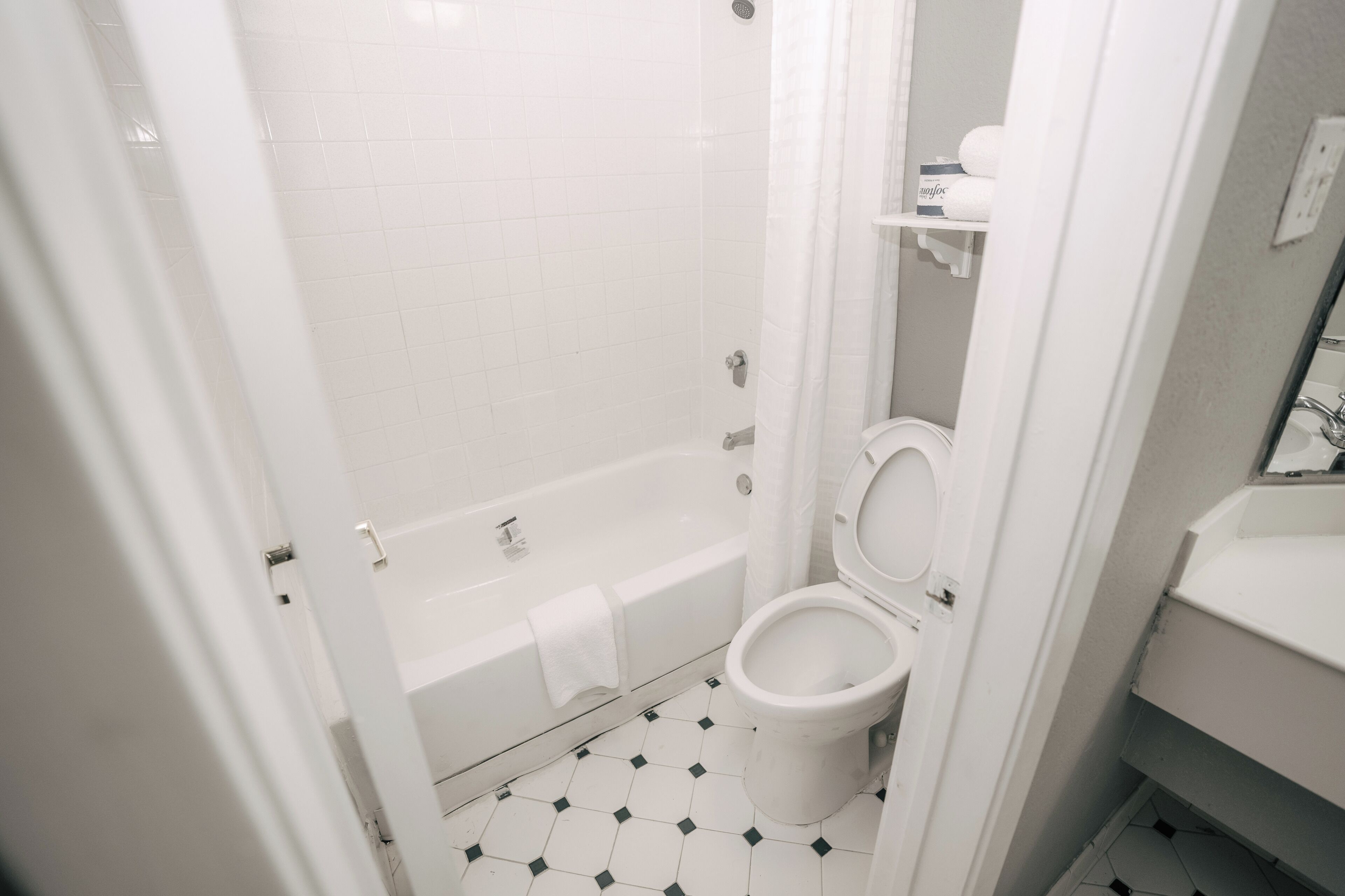 Rom – comfort, 1 kingsize-seng | Bad | Badekar, hårføner, håndklær og såpe
