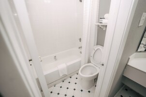 Habitación Confort, 1 cama de matrimonio grande | Baño | Bañera, secador de pelo, toallas y jabón