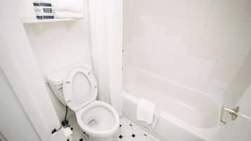 Habitación doble Confort, varias camas | Baño | Tina, secadora de cabello, toallas, jabón