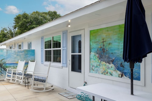 Bogue Bungalow: Oceanside Duplex, downtown Emerald Isle!