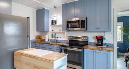 Bogue Bungalow: Oceanside Duplex, downtown Emerald Isle!