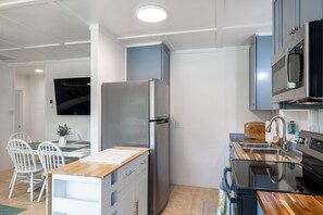 Kühlschrank, Mikrowelle, Ofen, Wasserkocher mit Kaffee-/Teezubehör