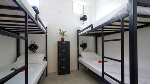 Dormitorio compartido básico | Ropa de cama hipoalergénica, decoración personalizada y escritorio 