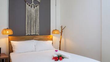 Quarto casal econômico | Roupas de cama antialérgicas, individualmente decorados, escrivaninha