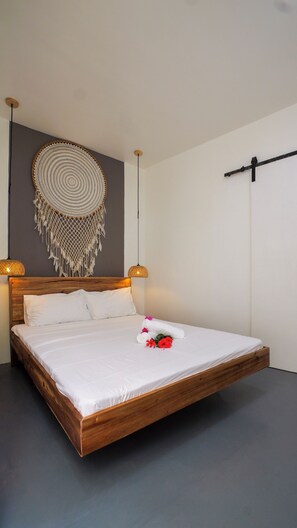 Hypo-allergenic bedding, individually decorated, desk - Sip Sunset Hostel and Lounge (El Nido)