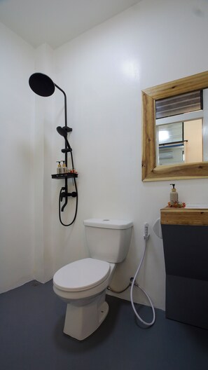 Shower, free toiletries, bidet, soap - Sip Sunset Hostel and Lounge (El Nido)