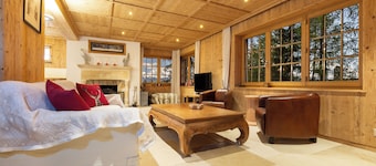 Generous deluxe chalet walking distance to shops, restaurants & Cry D'Er lift.