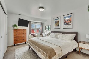 3 bedrooms, desk, iron/ironing board, WiFi - Parkside Paradise. Modern 3BR/2BA Haven. 10min Walk to Ski Lifts & Main Street.  (Park City)
