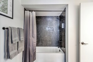 Dusche, umweltfreundliche Kosmetikartikel, Haartrockner, Handtücher