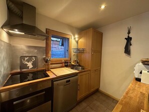 Mikroaaltouuni, uuni, astianpesukone, kahvin-/teenkeitin