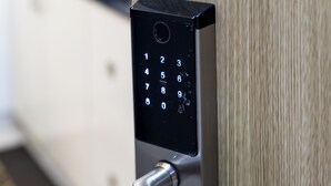 Une serrure de porte moderne dotée d’un clavier.
