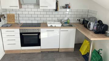 Geladeira, micro-ondas, fogão, cooktop