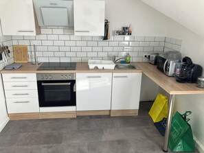 Een koelkast, een magnetron, een oven, een kookplaat