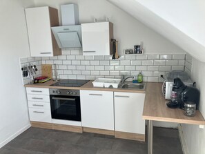 Kühlschrank, Mikrowelle, Ofen, Herdplatte
