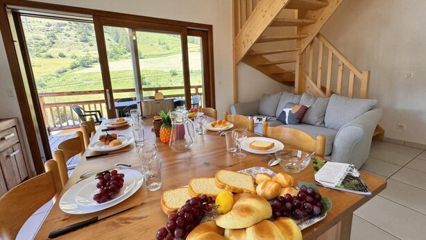 A dining area with a wooden table set for breakfast, a staircase, and a view of the outdoors. - 3rd floor, balcony, tv, ski locker, 80m², Vars (Vars)