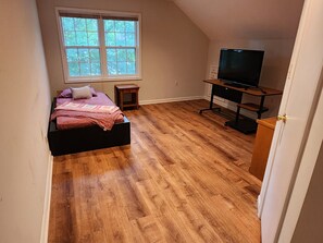 5 Schlafzimmer, Zimmersafe, Schreibtisch, Bügeleisen/Bügelbrett