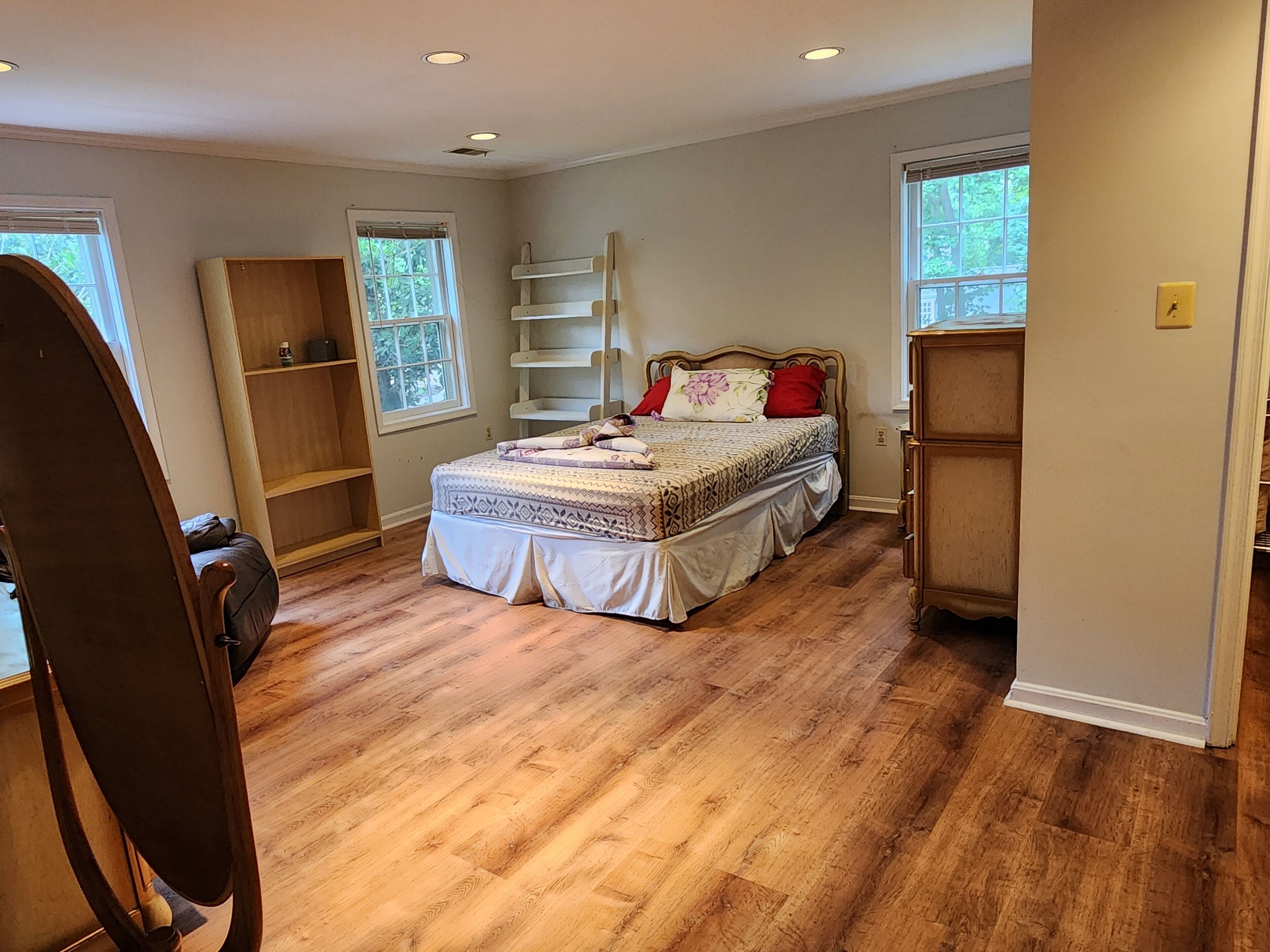 5 Schlafzimmer, Zimmersafe, Schreibtisch, Bügeleisen/Bügelbrett