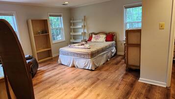 5 間睡房、房內夾萬、書桌、熨斗/熨衫板