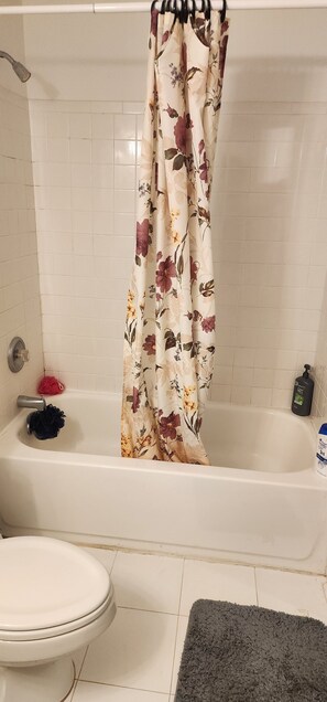 Bañera de hidromasaje, secador de pelo, toallas, jabón