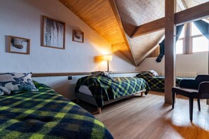 A cozy attic bedroom with two beds, a desk, and a chair. - 100m from ski slopes, 3rd floor, balcony, fireplace or stove, tv, ski locker, 160m², Val Thorens (Val Thorens)