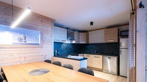 Une cuisine moderne avec des meubles en bois, un plan de travail en marbre et des appareils électroménagers en acier inoxydable.