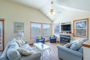TV, fireplace, DVD player, stereo - Great family beach house with private pool in Ocean Sands, Corolla! (Corolla)